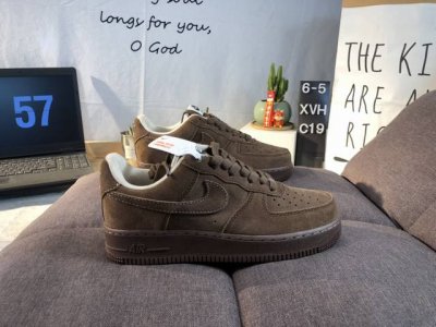真标耐克nike Air Force 7 空军一号低帮百搭休闲运动板鞋。柔软、弹性十足的缓震性能和出色的中底设计，横跨复古与现代的外型结合，造就出风靡全球三十多