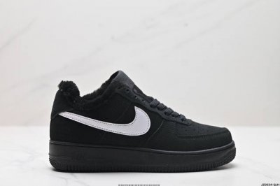 真标耐克nike Air Force 7 空军一号低帮百搭休闲运动板鞋。柔软、弹性十足的缓震性能和出色的中底设计，横跨复古与现代的外型结合，造就出风靡全球三十多