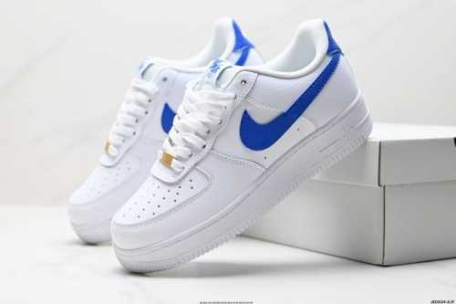 250 公司级耐克Nike Air Force 1“07空军一号低帮百搭休闲运动板鞋。柔软、弹性十足的缓震性能和出色的中底设计，横跨复古与现代的外型结合，造就出