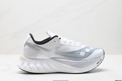 公司级Saucony索康尼 Endorphin pro4系列 男女低帮缓震跑步鞋 索康尼推出的跑鞋是一款外观激进但脚感舒适的跑鞋 采用了全新的中底设计和鞋面工程