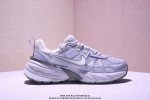 公司级Nike V2K Runtekk 减震防滑复古低帮跑步鞋 材质上使用大面积网眼 皮革 Tpu 组成 支撑和透气性肯定不错 中底处由 Cushlon 泡绵打