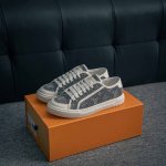 核心私 Lv 2025Ss最新Lagoon系列 丹宁牛仔布 压花 休闲鞋 帆布鞋 这款Lagoon 运动鞋取材，法国顶级高奢品牌 为经典设计注入复古气息。Lou