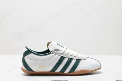 公司级Adida阿迪达斯Tokyo Pack舒适百搭经典休闲运动鞋 此次为Tokyo系列带来三双全新配色，清爽蓝色绒面搭载白色皮革三条纹，增添了复古干净的印象；