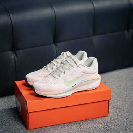 核心私 Nike Zoom Winflo 11运动休闲轻便缓震气垫跑步鞋公路跑步鞋 飞线贾卡轻质透气休闲运动鞋。 货号：Hj7807 133 尺码：36 37 - 点击图像关闭
