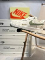 耐克 Nike Air Force 1 '07空军一号 百搭休闲运动板鞋 柔软 弹性十足的缓震性能和出色的中底设计 横跨复古与现代的外型结合 造就出风靡全球三十