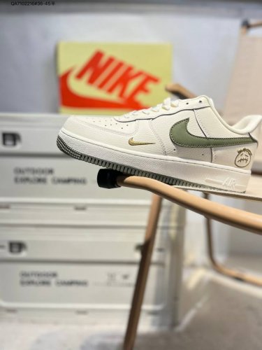 耐克 Nike Air Force 1 '07空军一号 百搭休闲运动板鞋 柔软 弹性十足的缓震性能和出色的中底设计 横跨复古与现代的外型结合 造就出风靡全球三十