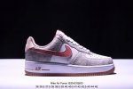 真标耐克nike Air Force 1 Low 空军一号低帮加绒 百搭休闲运动板鞋。柔软、弹性十足的缓震性能和出色的中底设计，横跨复古与现代的外型结合，造就出
