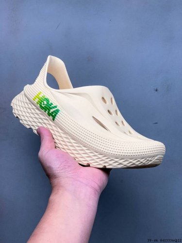 Hoka One One夏奥拉Mule户外缓震拖鞋。流线型融合极简美学，包头鞋面，对脚掌有更好的包裹性，也满足防碰撞的功能性。鞋面多处开孔的气流通道，有助于空气