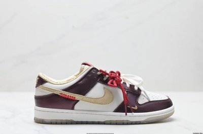 公司级耐克Nike Dunk Low 蛇年限定Cny白金红白小勾休闲低帮板鞋 鞋款采用帆白和酒红亮面皮革鞋身，两侧团队金 Swoosh 则辅以翻毛皮材质装扮，后