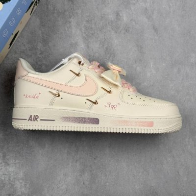 本地 核心私 Nk Air Force 1'07 Low 爱心蝴蝶结 空军一号低帮休闲板鞋 “爱心蝴蝶结”订制空军一号板鞋 ，该定制版球鞋选用原鞋款为Nike