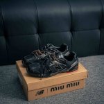 核心私 miumiu X New Balance 530系列 意大利奢侈品牌 缪缪联名款 低帮经典复古休闲半拖 #鞋款采用解构和轻盈的设计 彷旧的布料包覆着 N