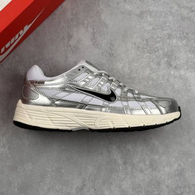 本地 核心私 耐克 Nike P-6000 复古科技个性休闲运动老爹鞋 该鞋款鞋面采用纵横交错的覆面，重现 0 年代跑鞋风格，同时搭配缓震鞋垫，带来舒适的步履体