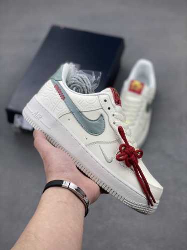 超级福利 核心特价 长期补货 耐克Nike Air Force 1 Low 空军一号 Af1 低帮百搭休闲运动板鞋。柔软、弹性十足的缓震性能和出色的中底设计，横