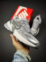 B Nike V2K Run 减震防滑复古低帮跑步鞋 Fd0736-008 #鞋款被命名为 Runtekk 设计上借鉴了 0 年的跑鞋风格 简练又有复古运动气质