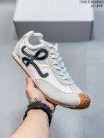 loewe罗意威 Ballet Runner 小牛皮 圆头系带 低帮 生活休闲鞋 罗意威全新版大头运动鞋Ballet Runner ，以其独特的设计和舒适度赢得