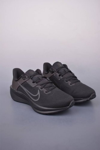 nike Quest 6极速6代 网面透气 时尚休闲跑步鞋 简约高科技设计采用多层材料 为双足带来凉爽感受和稳固体验时尚鞋面搭配中足包覆设计 提供稳固贴合感 一