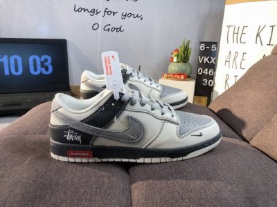 海外爆款限量发售！公司级 Nike Sb Dunk Low“Supremex斯图西三方联名 米黑灰” 周年高端定制 低帮休闲板鞋 定制鞋盒 大厂纯原品质出货 超