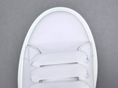 渠道优势 专柜版 麦昆 白色 Alexander Mcqueen 亚历山大 麦昆 光滑小牛皮休闲板鞋 尺码 35 36 37 38 39 40 41 42 43