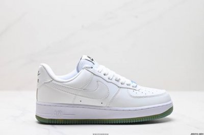 真标耐克nike Air Force 7空军一号低帮百搭休闲运动板鞋。柔软、弹性十足的缓震性能和出色的中底设计，横跨复古与现代的外型结合，造就出风靡全球三十多年