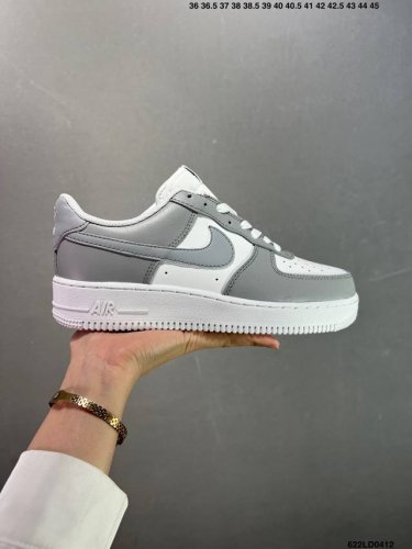 Nike Air Force 1 Low 货号：Fd9763-101 原厂冲刀皮料切割干净 无任何毛边 清洁度细节完美 做工细节全方位比对原鞋。 原楦原纸板 打