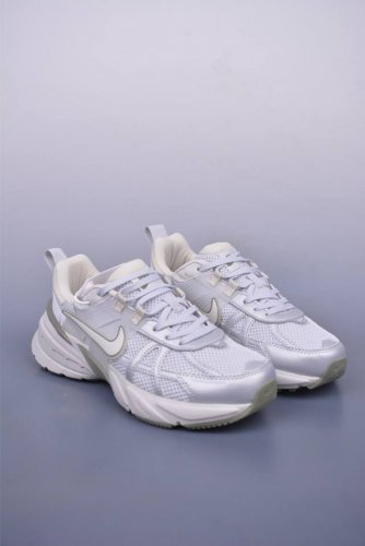 Nike V2K Runtekk 公司级版本 减震防滑复古低帮跑步鞋 材质上使用大面积网眼 皮革 Tpu 组成 支撑和透气性肯定不错 中底处由 Cushlon