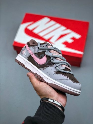 Nike Dunk Low 考拉派对 粉梦副歌 甜酷辣妹 解构低帮休闲板鞋 Fz361 8 #配色灵感来源于粉色梦境，粉棕色风格为底，涂鸦点缀，加解构双鞋带，增