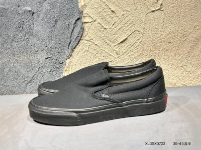 100 #新品上市实拍 诞生于滑板文化的 Vans 在品牌将近 60 年的历史长河中，推出无数经典款式的滑板鞋。其中 Rowley Xlt 应该算是，这些滑板