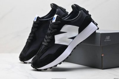 真标New Balance Ms327 复古休闲运动慢跑鞋 以更纯粹的复古风格设计打造的全新造型 侧身还以解构设计 将 N 字标志以做旧压花样式呈现 官方货号: