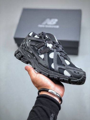 New Balance 2002 复古单品纯原品质 鞋款延续了经典科技，升级版n-Ergy缓震物料机能与材质上脚太舒适了，鞋面的柔软麂皮搭配尼龙网布，特别透气而