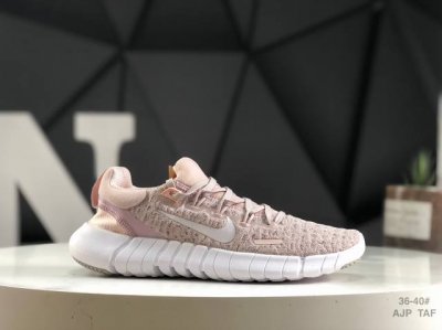 耐克 Nike Free Run 5.0 耐克 赤足5.0 轻便透气运动跑步鞋 类似袜子的Nike Free Run 5.0由至少20%的可回收材料制成，旨在从