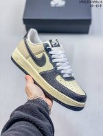 180 公司级带半码 耐克Nike Air Force 1‘07 空军一号低帮百搭休闲运动板鞋。柔软、弹性十足的缓震性能和出色的中底设计，横跨复古与现代的外型结