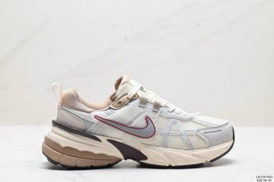 真标耐克Nike V2K Run跑步鞋复古风潮 网面透气运动鞋 灰银紧致的鞋面材质提供良好的包裹性鞋侧 Swoosh以及鞋头部分搭配增添不少亮点的镀铬细节鞋垫上