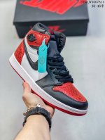 公司级 耐克 男女鞋 Nike Air Jordan 1 Retro High Og 乔丹一代Aj1 乔1 Aj1 篮球鞋复刻运动鞋。皮面高帮板鞋的设计灵感源自
