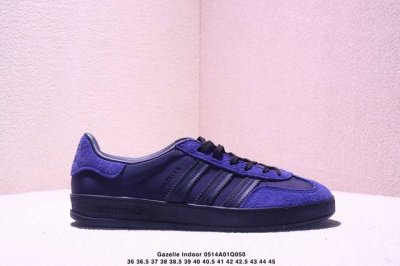 阿迪达斯 Adidas Originals Gazelle Indoor复古三叶草防滑透明橡胶板鞋经典运动鞋。这款经典鞋,忠于原版设计,缀撞色三条纹和鞋跟饰片。