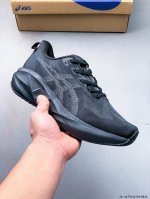Asics 宣布推出备受期待且深受粉丝喜爱的新款 Novablast 5 跑鞋。 Novablast 系列的最新更新通过轻质材料和 Asics 全新中底材料的结