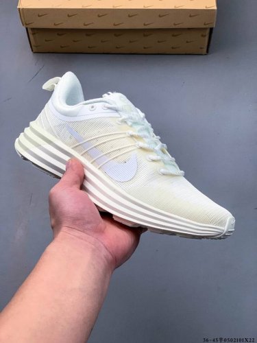 穿上回弹出众的 Nike Lunar Roam 男女子运动鞋，打造活力满满的日常造型。 透气轻盈材料搭配柔软中底，塑就舒适自在的穿着感受，无论是攻克训练还是与朋
