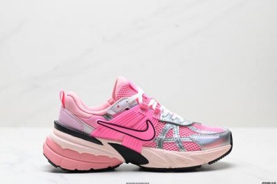 公司级耐克Nike V2K Run跑步鞋复古风潮 网面透气运动鞋 灰银紧致的鞋面材质提供良好的包裹性鞋侧 Swoosh以及鞋头部分搭配增添不少亮点的镀铬细节鞋垫