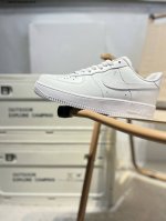 耐克 Nike Air Force 1 '07空军一号 百搭休闲运动板鞋。柔软、弹性十足的缓震性能和出色的中底设计，横跨复古与现代的外型结合，造就出风靡全球三十