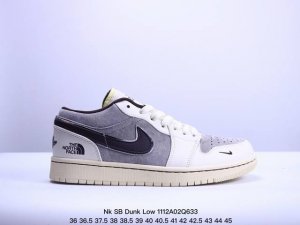 Nk SB Dunk Low *北面 联名 高端定制 低帮休闲运动板鞋独家版型，柔软高端皮革鞋面，黑色猪八白勾白底配色，冲击视觉的同时，带来舒适脚感体验 定制鞋
