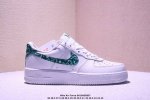 Nk Air Force 1‘07 Low 空军一号低帮休闲板鞋 鞋款采用再生材料制成，混合了皮革、网眼和绒面革。侧面的双 Swooshes、“82”品牌的鞋舌