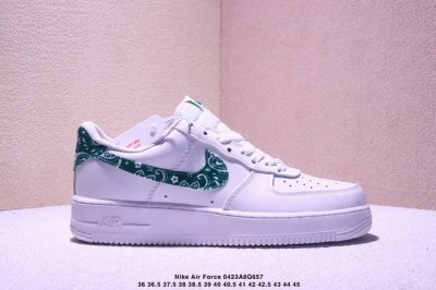 Nk Air Force 1‘07 Low 空军一号低帮休闲板鞋 鞋款采用再生材料制成，混合了皮革、网眼和绒面革。侧面的双 Swooshes、“82”品牌的鞋舌