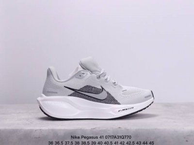 Nike 飞马新鞋 触感柔软，质感升级！随着“耐克 蓝图 系列”在巴黎的盛大发布，全新一代 登月41代 Nike Pegasus 41也正式登场啦！Nike P