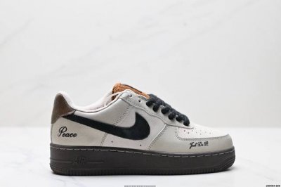 真标耐克Nike Air Force 1“07空军一号低帮百搭休闲运动板鞋。柔软、弹性十足的缓震性能和出色的中底设计，横跨复古与现代的外型结合，造就出风靡全球三