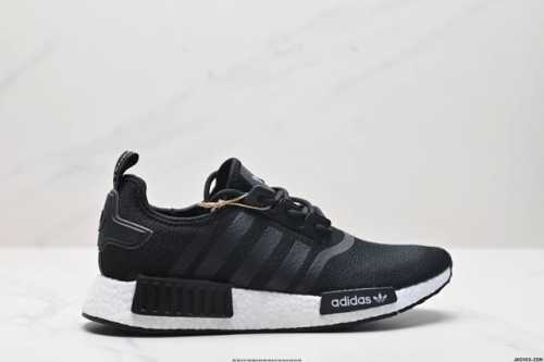 公司级Ad Boost Nmd R1 经典跑鞋系列全新配色 弹力针织鞋面 原装高弹Boost颗粒大底 缓震性能卓越 体质轻盈且抗冲击 整双鞋子的透气性和舒适度完