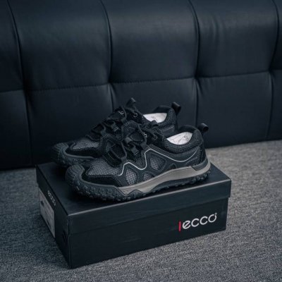 核心私 Ecco爱步男鞋夏季网眼鞋透气运动鞋网面休闲鞋 热酷户外系列 多种材质拼接鞋面，加强鞋内外空气双向对流，疏散闷热 保持脚感舒爽 提供亲肤透气贴合的穿着体