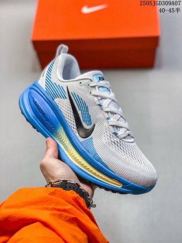 公司级Nike Vomero 18 耐克 舒适减震防滑 低帮跑步鞋 全掌Reactx泡绵中底 前掌和后跟还配备了Air Zoom气垫单元 据说跑起来更快更舒适哦