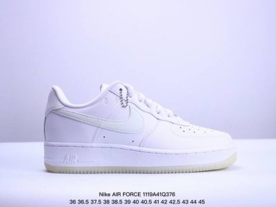 耐克nike Air Force 7 空军一号低帮百搭休闲运动板鞋。柔软、弹性十足的缓震性能和出色的中底设计，横跨复古与现代的外型结合，造就出风靡全球三十多年的