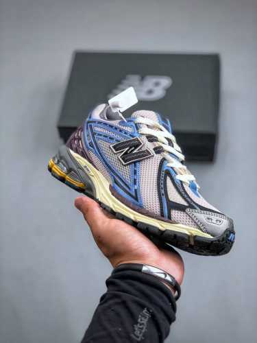 New Balance 1906系列复古老爹风休闲运动慢跑鞋 M1906Rrb #采用轻质牛剖革拼接透气网眼衬垫织物鞋面材质 T-Beam大底提供足步弓支撑，保