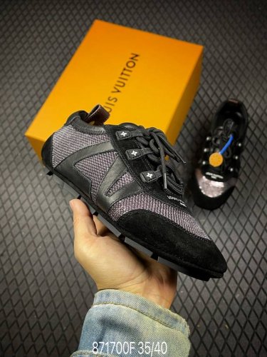 F2025早春发布新款Louis Vuitton Sneakerina 德训鞋 芭蕾舞鞋 采用 Sacchetto 制鞋工艺 赋予柔韧鞋底与轻盈内部设计 适合日
