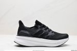 公司级阿迪达斯adidas Ultraboost Light 全掌爆米花休闲运动跑鞋。采用网材搭配反光皮革鞋面，配上stretchweb网格外底和boost中底